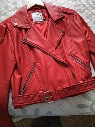 Cazadora roja.