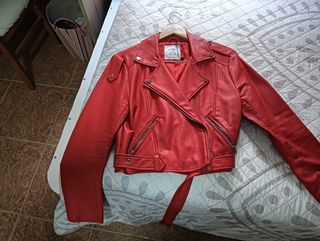 Cazadora roja.