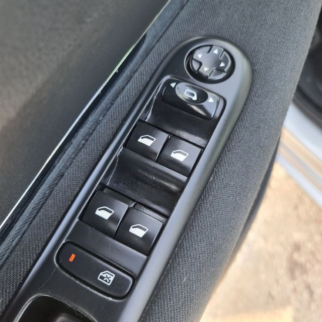 Peugeot 5008 1.6 Active HDI AUTOMÁTICO.