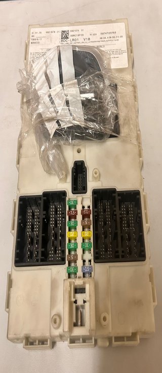 10681811 CAJA DE RELES Y FUSIBLE