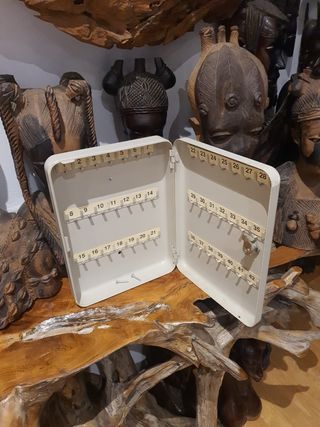 Caja metálica de llaves 