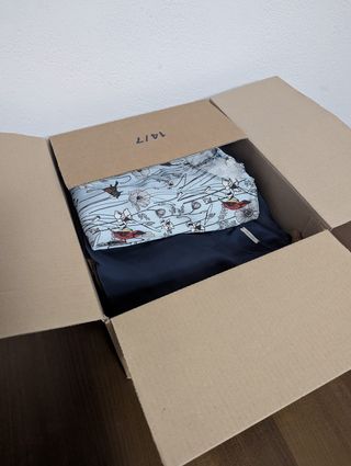 Scatolone con vestiti da donna