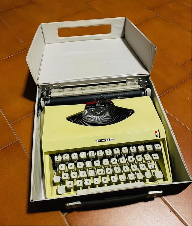 Macchina da scrivere Antares vintage