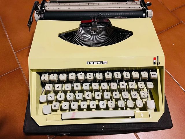 Macchina da scrivere Antares vintage