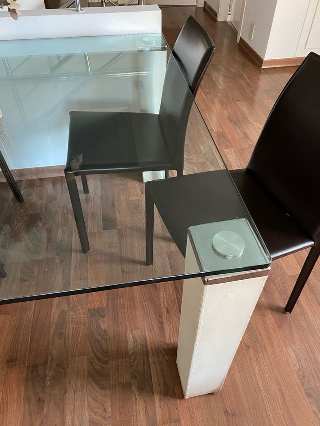 URGE VENDER_Mesa comedor + 4 sillas