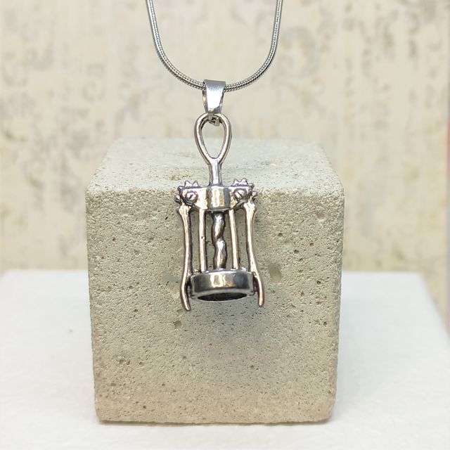 Cadena de acero y pequeño colgante de sacacorchos