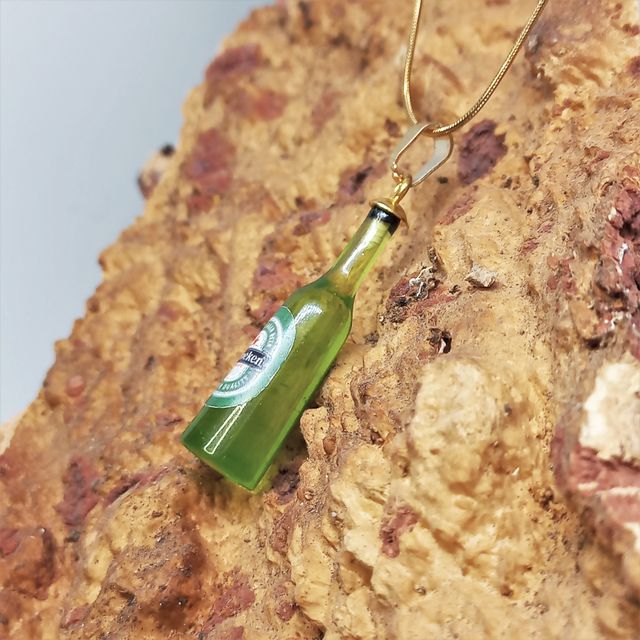 Cadena de acero y colgante de botella en miniatura