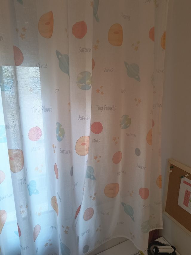 Cortinas visillo infantil planetas.