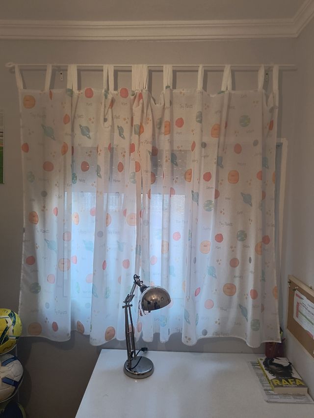 Cortinas visillo infantil planetas.
