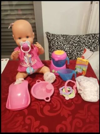 Muñeca Nenuco y sus accesorios.