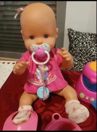 Muñeca Nenuco y sus accesorios.