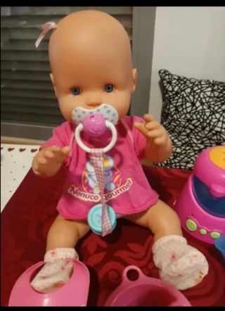 Muñeca Nenuco y sus accesorios.