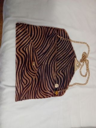Bolso o Cartera marrón, de pelo coto. 