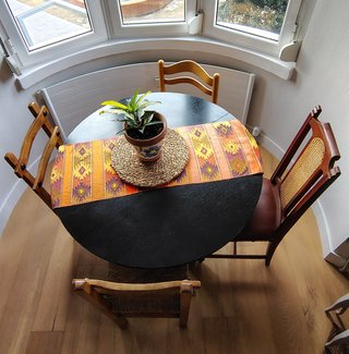 Mesa de comedor de madera negra redonda