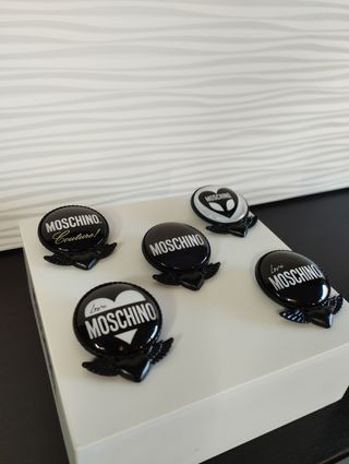 Spilla Moschino