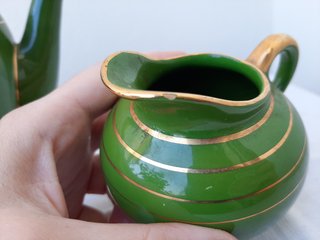 Teiera e bricco del latte vintage