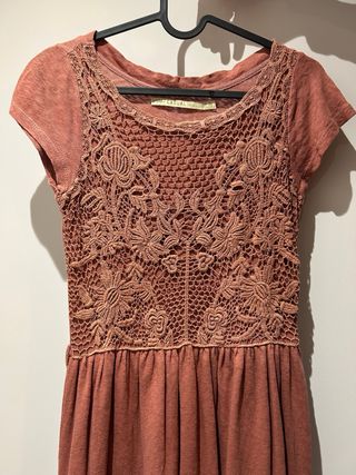 Vestido midi color teja de Sfera