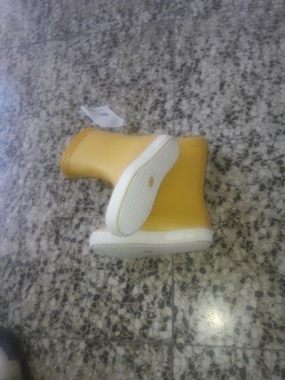 Botas de agua de niña pequeña