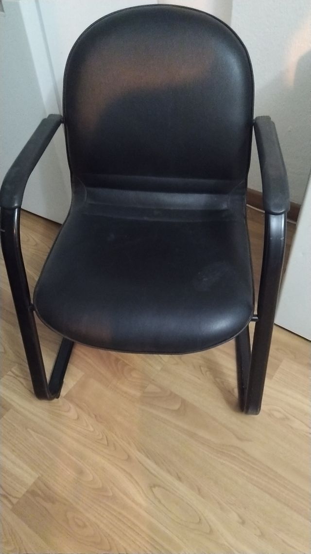 Dos sillones confidentes para despacho.