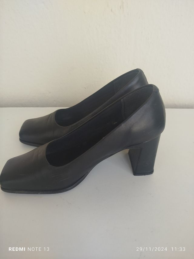 Tacones negros con punta cuadrada