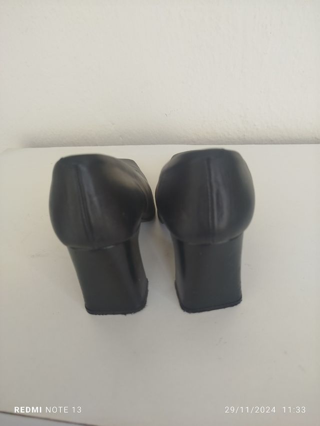 Tacones negros con punta cuadrada