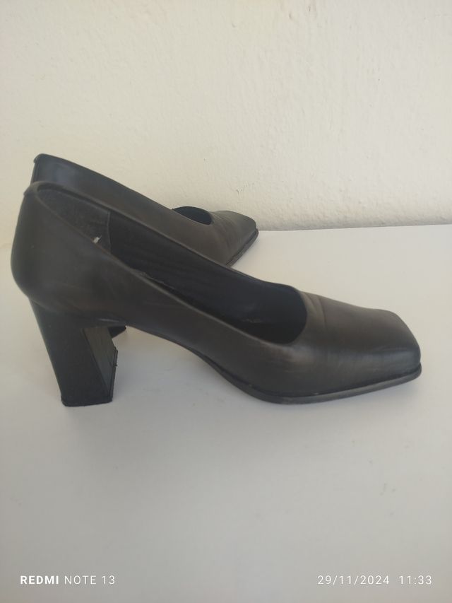 Tacones negros con punta cuadrada