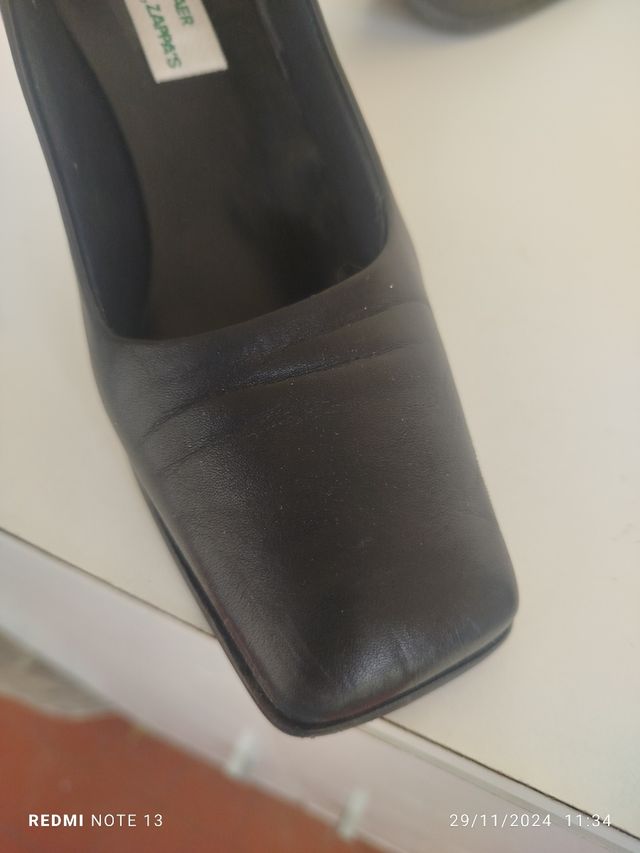 Tacones negros con punta cuadrada