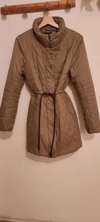 Precioso anorak color marrón claro