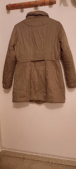 Precioso anorak color marrón claro