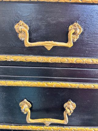 Muy antigua mesa auxiliar con dos cajones