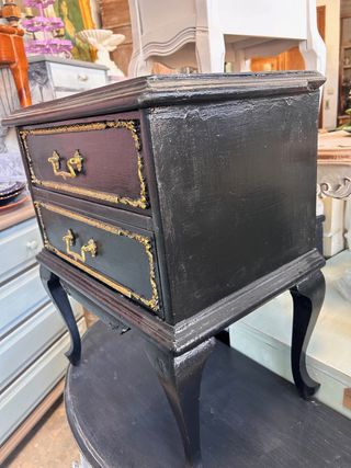 Muy antigua mesa auxiliar con dos cajones