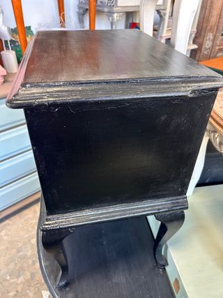 Muy antigua mesa auxiliar con dos cajones