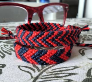 Bracciale macramè rosso e blu