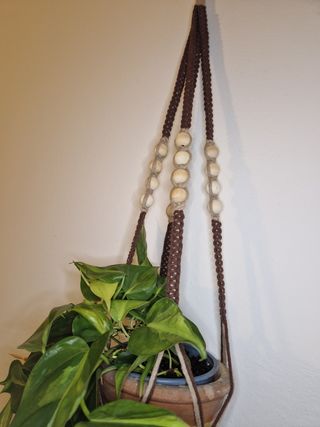 Portapiante macramè marrone e beige perle legno