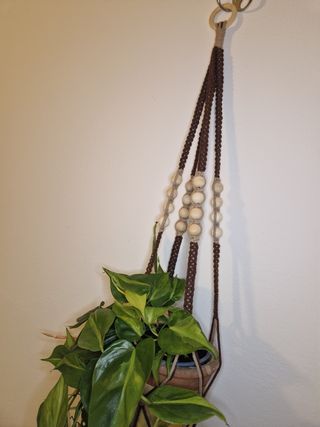 Portapiante macramè marrone e beige perle legno