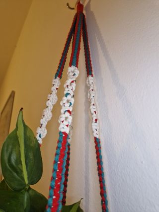 Portapiante macramè rosso, azzurro e bianco