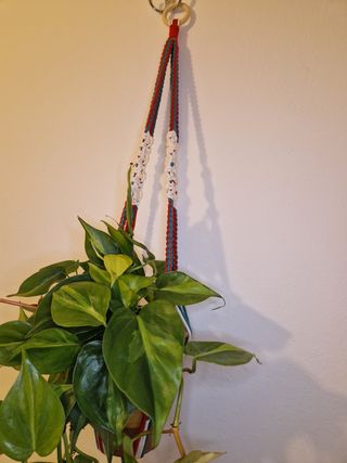 Portapiante macramè rosso, azzurro e bianco