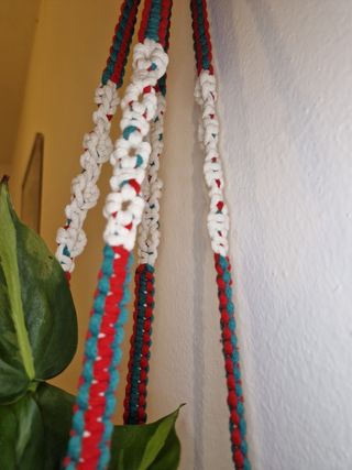 Portapiante macramè rosso, azzurro e bianco
