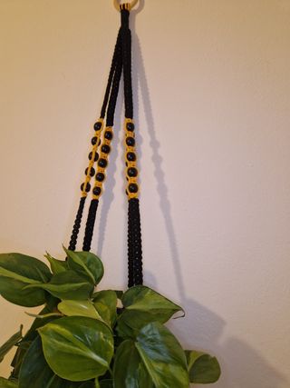 Portapiante macramè nero e giallo con perle nere