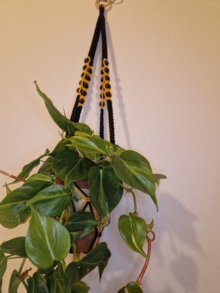 Portapiante macramè nero e giallo con perle nere