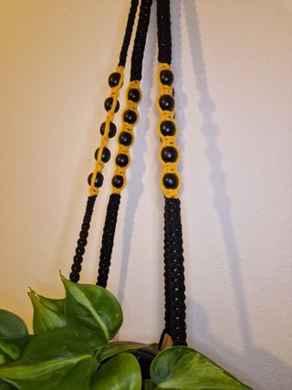 Portapiante macramè nero e giallo con perle nere