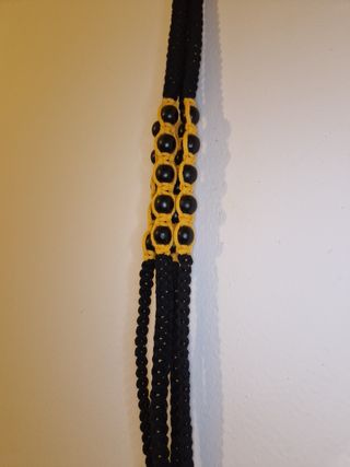 Portapiante macramè nero e giallo con perle nere