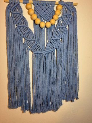 Arazzo da muro macramé azzurro con perle legno
