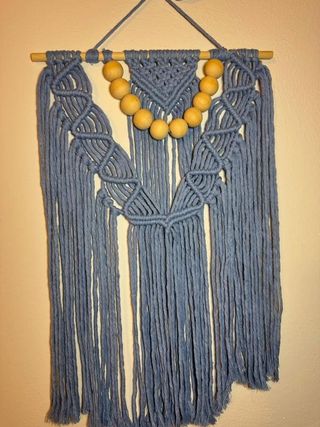 Arazzo da muro macramé azzurro con perle legno