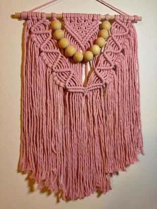 Arazzo rosa con perle legno da parete macramé