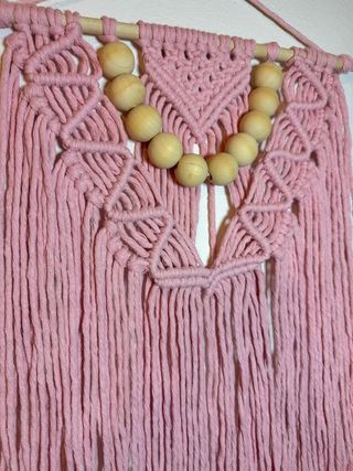 Arazzo rosa con perle legno da parete macramé