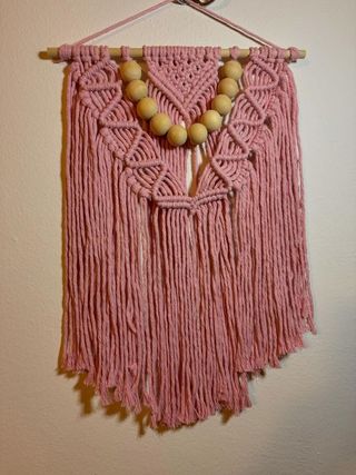 Arazzo rosa con perle legno da parete macramé