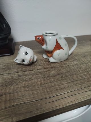 Tetera de gatito con carpa