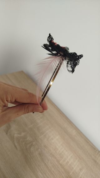 Tocado de diadema con plumas