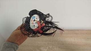 Tocado de diadema con plumas
